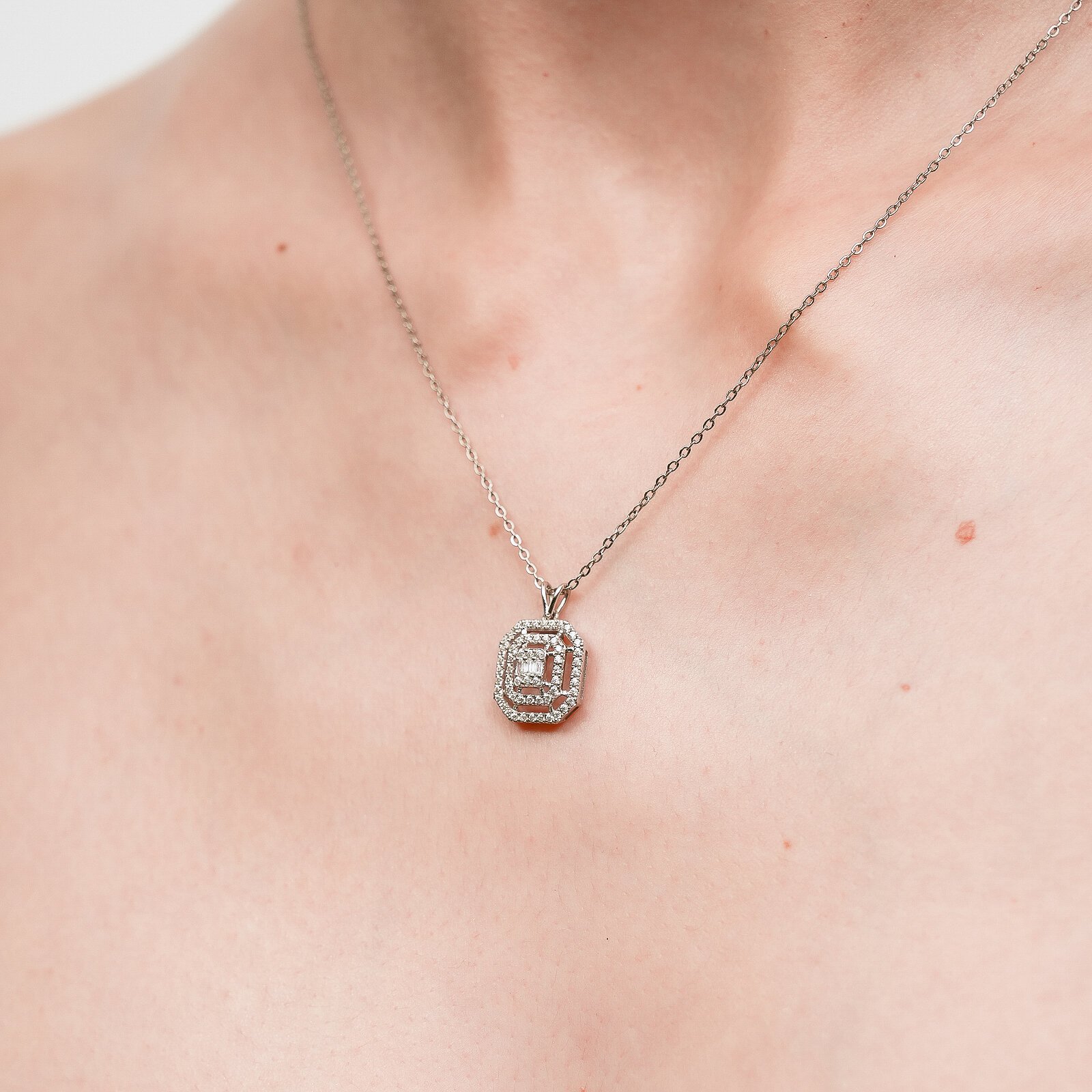 0,45 Karat Laboratuvar Pırlanta Baget Taşlı Kolye Ucu