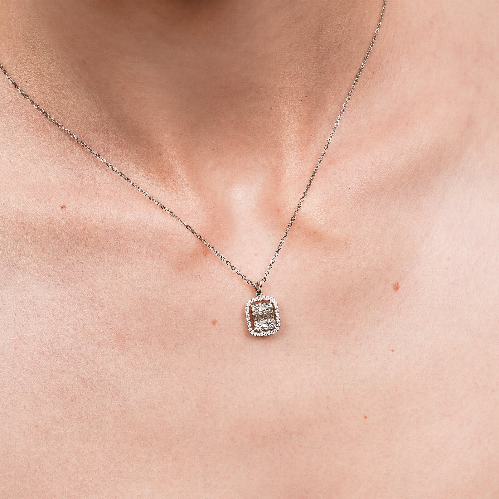 0,56 Karat Laboratuvar Pırlanta Baget Taşlı Kolye Ucu