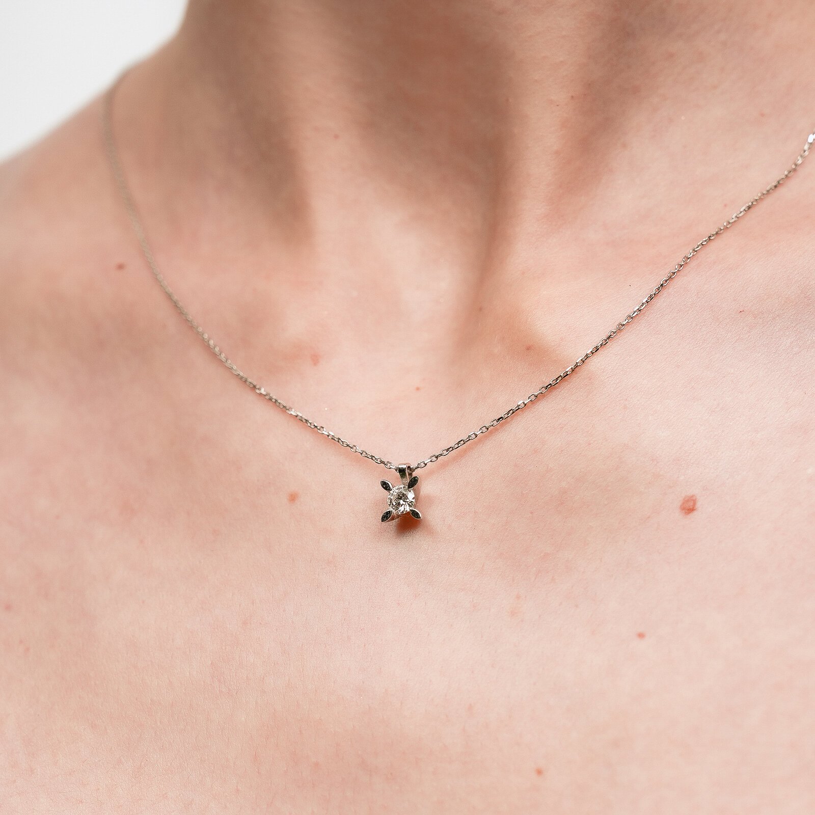 0,28 Karat Laboratuvar Pırlanta Tektaş Badem Tırnak Kolye Ucu