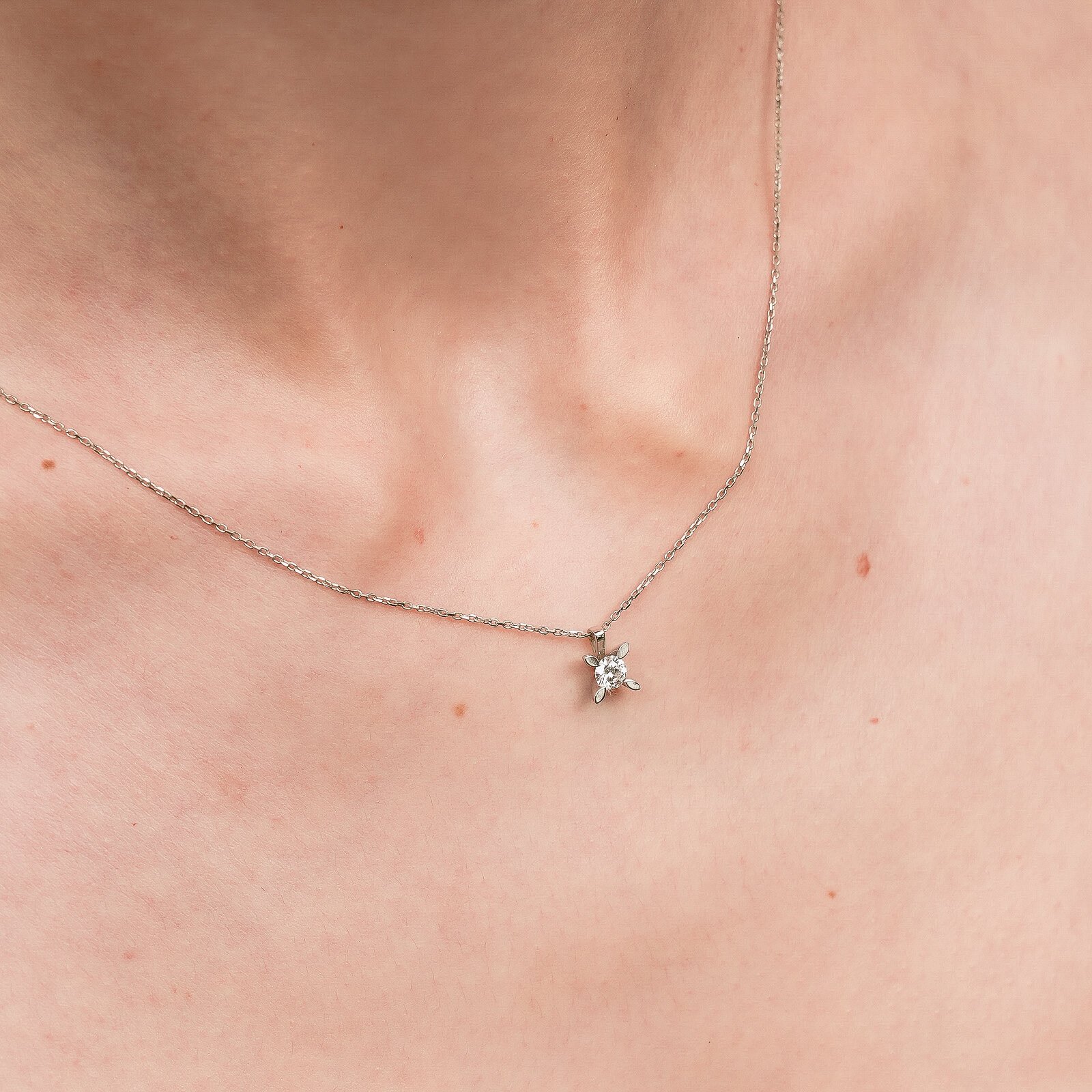 0,28 Karat Laboratuvar Pırlanta Tektaş Badem Tırnak Kolye Ucu