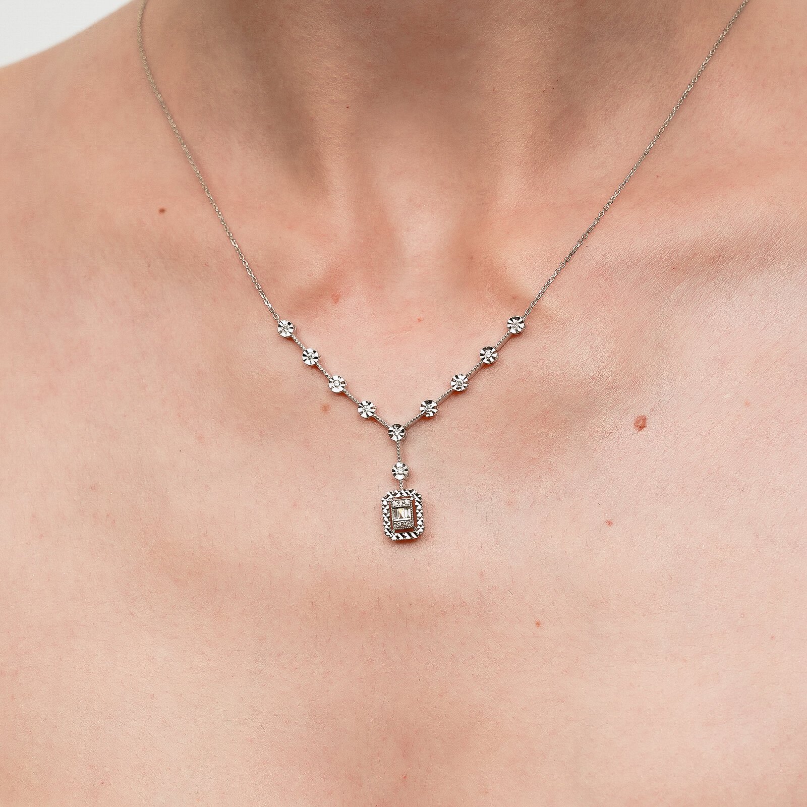 0,22 Karat Laboratuvar Pırlanta İllüzyon Baget Taşlı Kolye