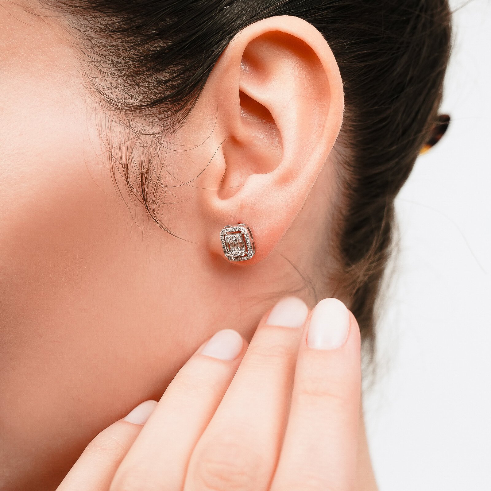 0,58 Karat Laboratuvar Pırlanta Baget Taşlı Küpe