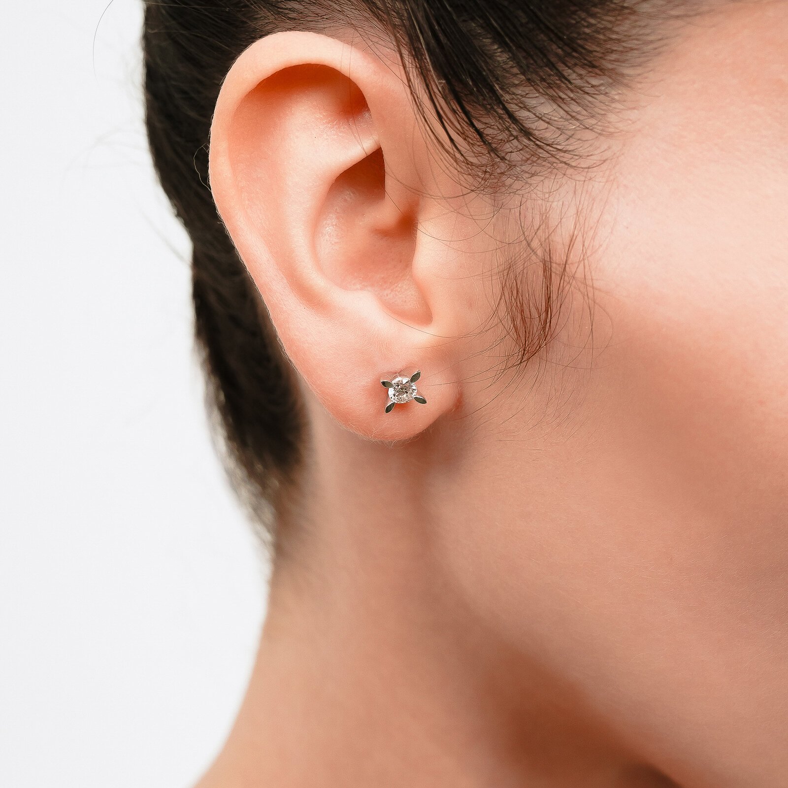 0,58 Karat Laboratuvar Pırlanta Badem Tırnak Tektaş Küpe