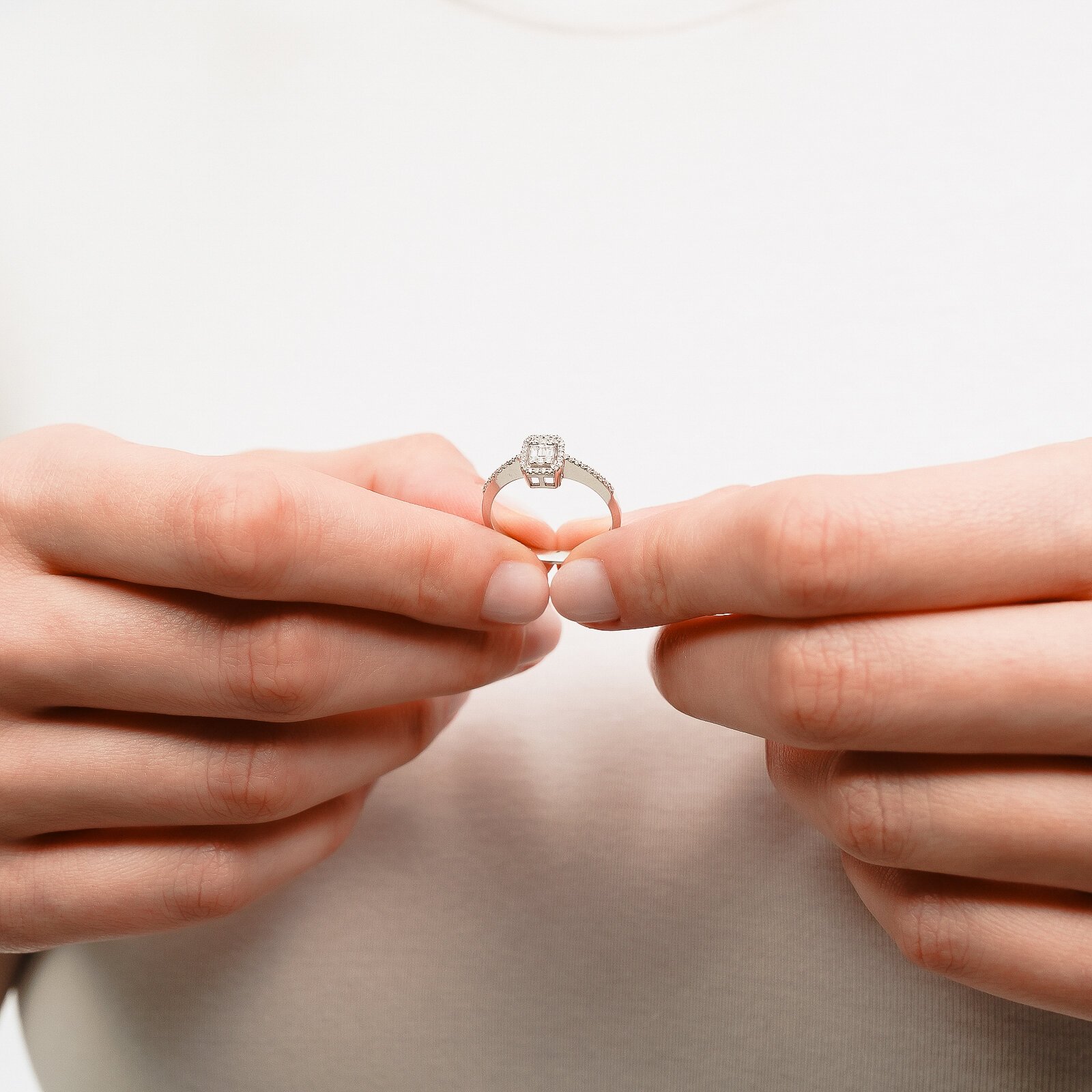 0,30 Karat Laboratuvar Pırlanta Baget Taşlı Yüzük