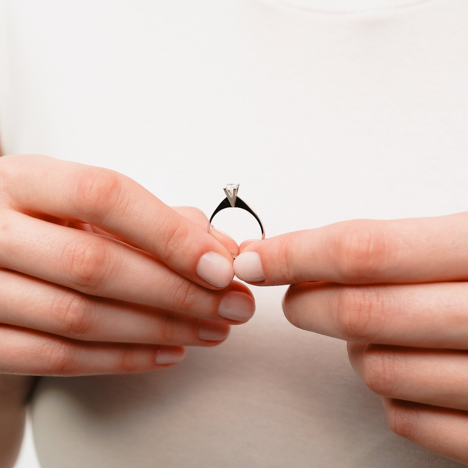 0,23 Karat Laboratuvar Pırlanta V Tektaş Yüzük