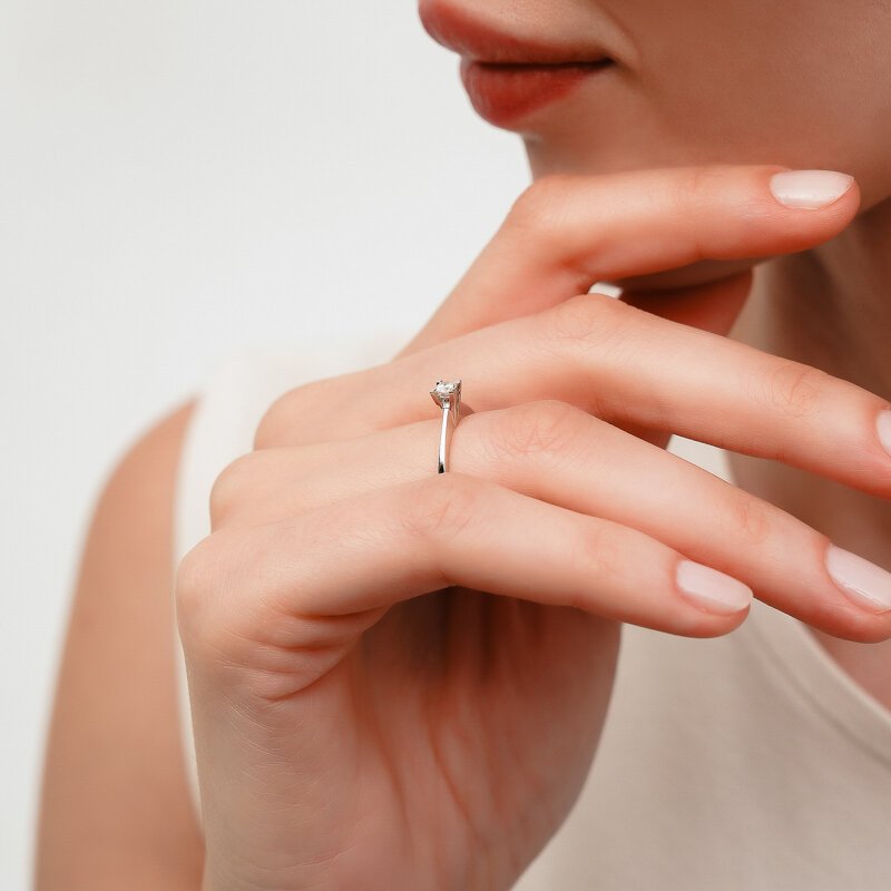 0,12 Karat Laboratuvar Pırlanta V Tektaş Yüzük