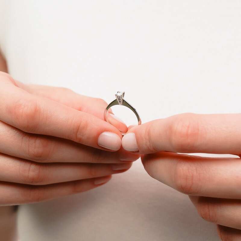 0,12 Karat Laboratuvar Pırlanta V Tektaş Yüzük