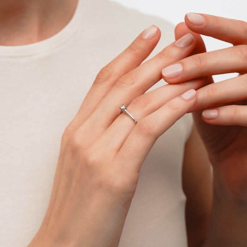 0,12 Karat Laboratuvar Pırlanta V Tektaş Yüzük