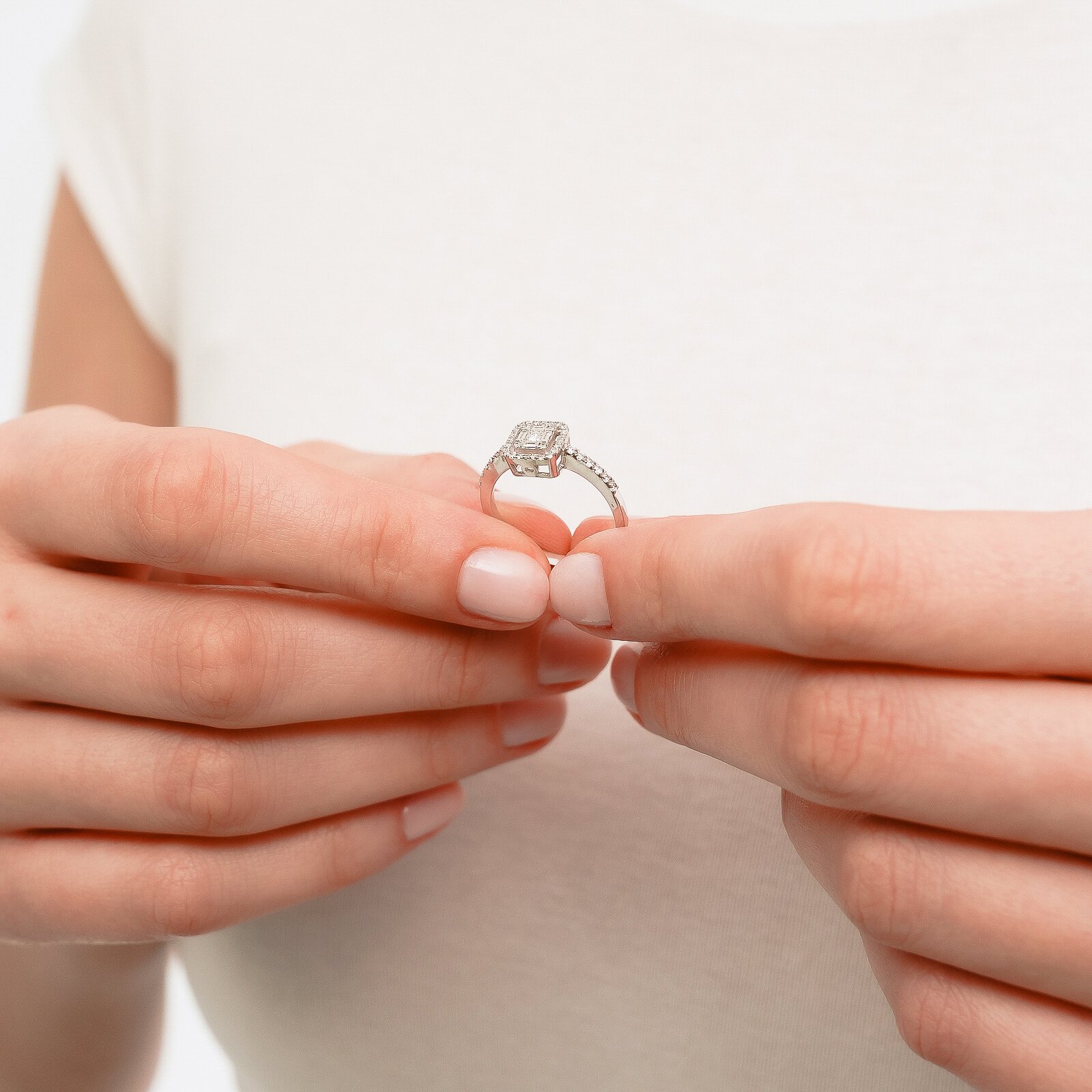 0,51 Karat Laboratuvar Pırlanta Baget Taşlı Yüzük