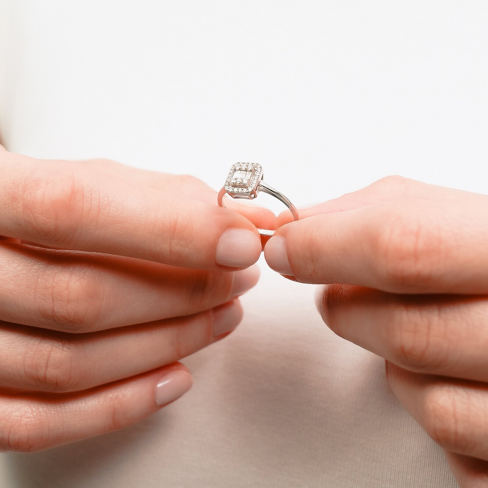 0,29 Karat Laboratuvar Pırlanta Baget Taşlı Yüzük