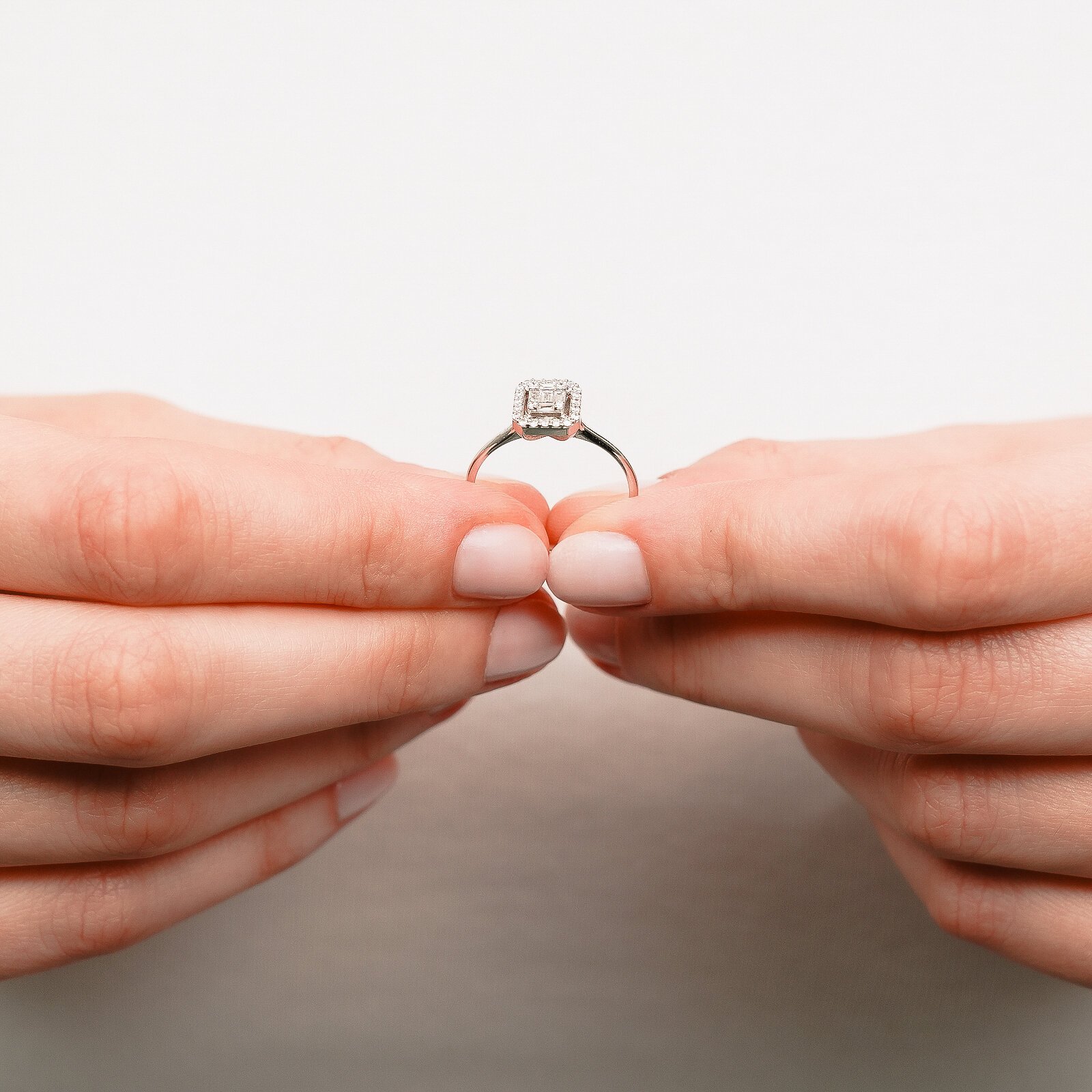 0,27 Karat  Laboratuvar Pırlanta Baget Taşlı Yüzük