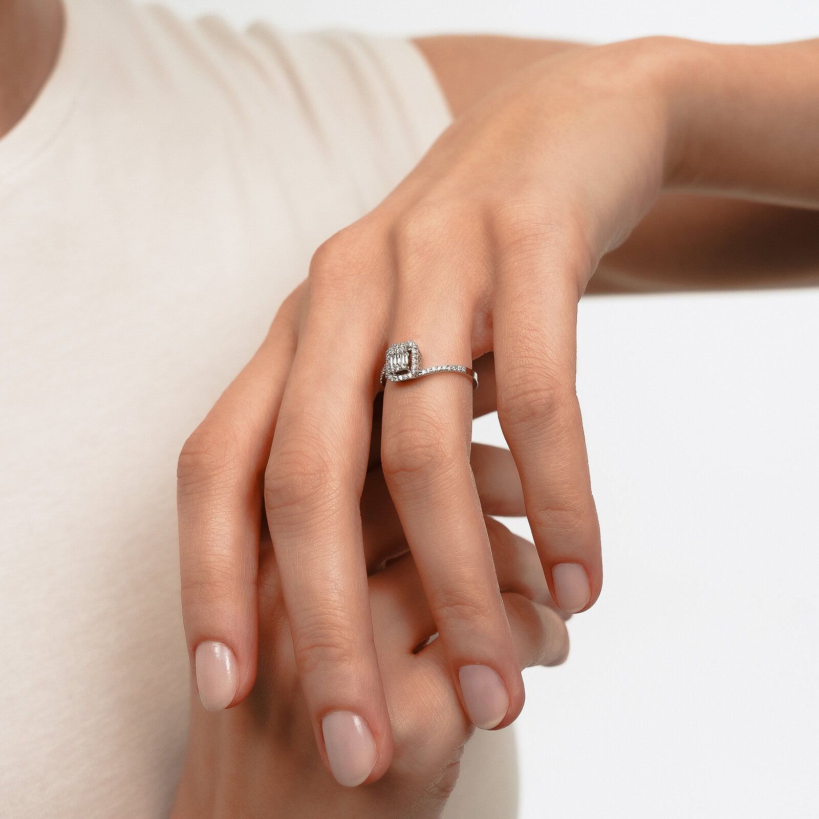 0,42 Karat Laboratuvar Pırlanta Baget Taşlı Yüzük