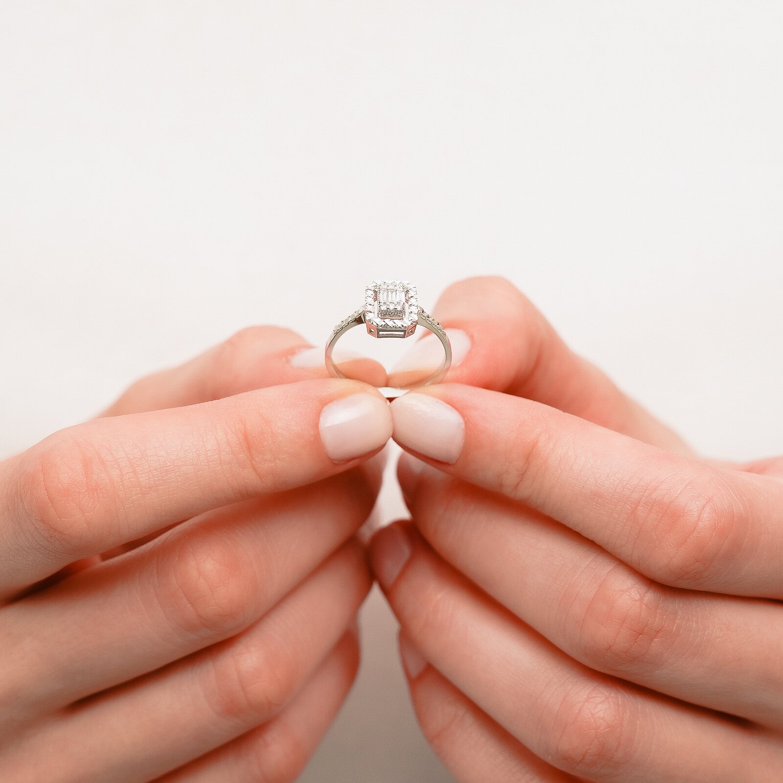 0,13 Karat Laboratuvar Pırlanta Baget Taşlı Yüzük