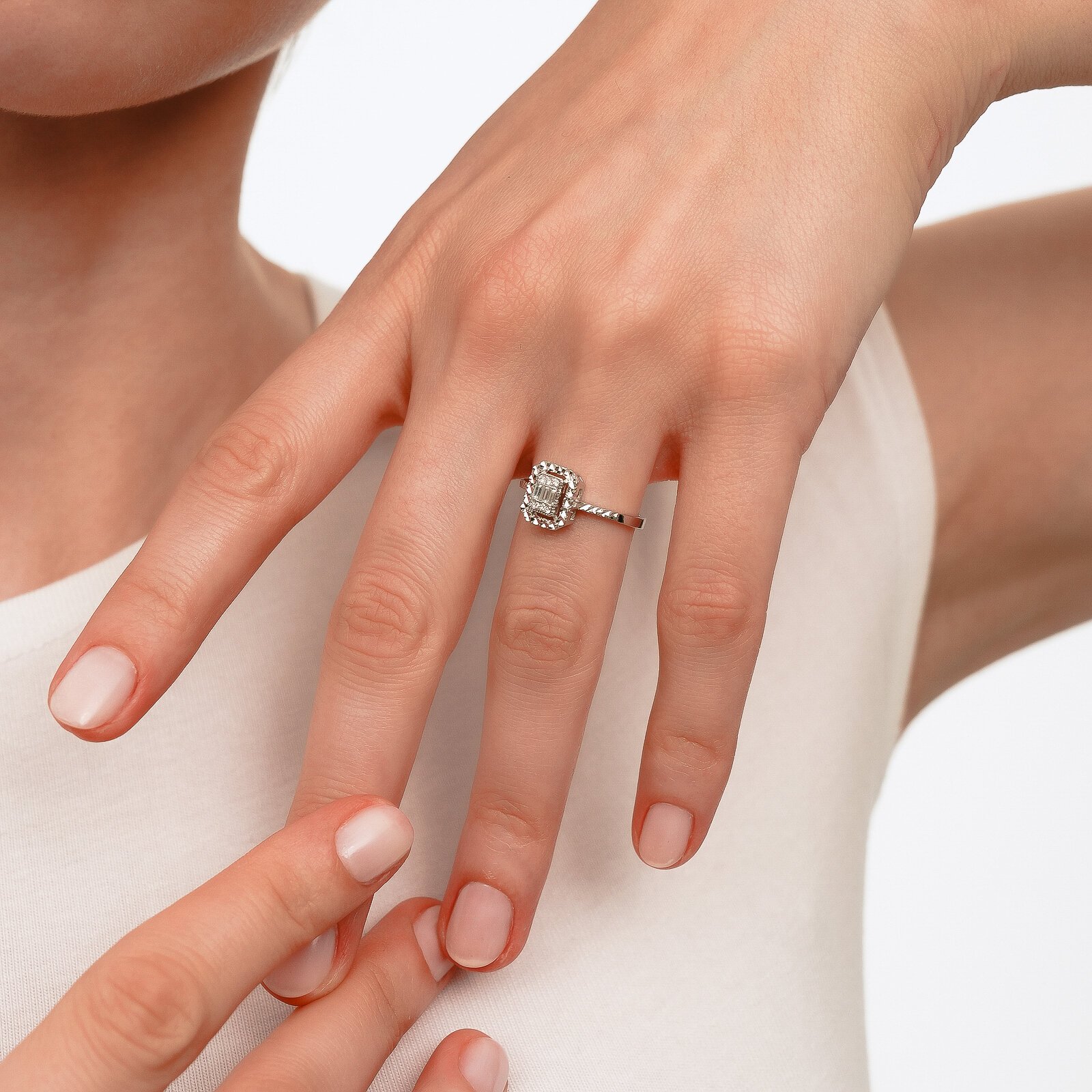 0,13 Karat Laboratuvar Pırlanta Baget Taşlı Yüzük