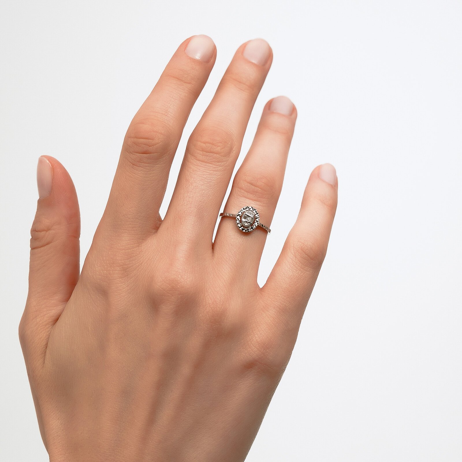 0,11 Karat Laboratuvar Pırlanta Baget Taşlı Oval Yüzük