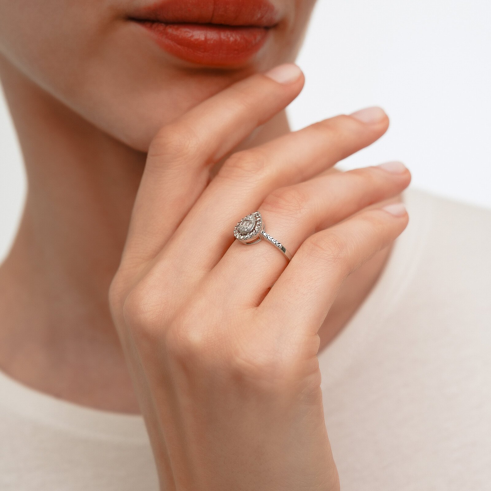 0,09 Karat Laboratuvar Pırlanta Damla Baget Taşlı Yüzük