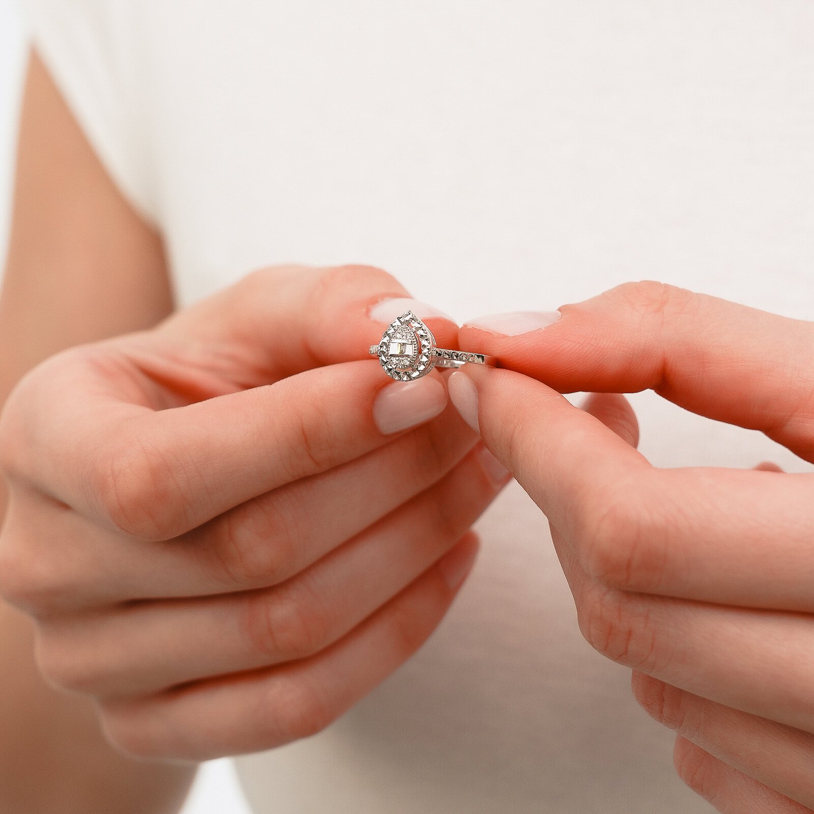 0,09 Karat Laboratuvar Pırlanta Damla Baget Taşlı Yüzük