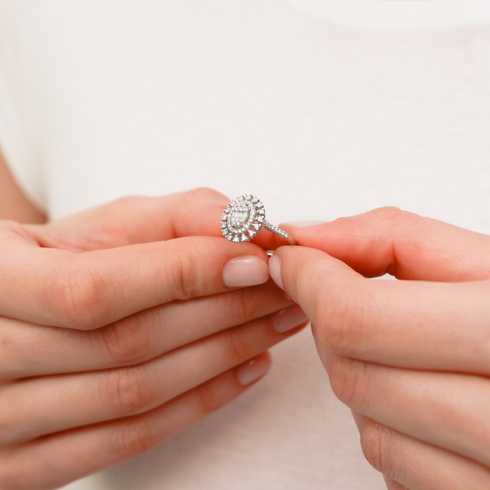 0,57 Karat Laboratuvar Pırlanta Baget Taşlı Oval Yüzük