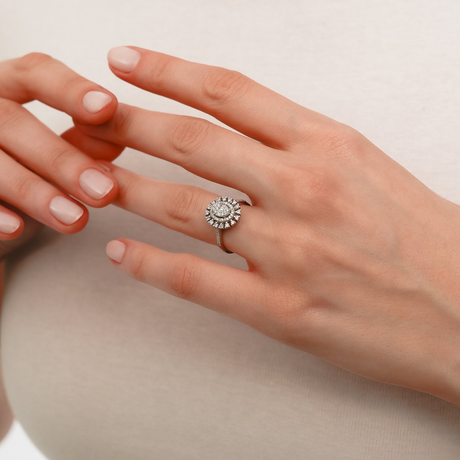 0,57 Karat Laboratuvar Pırlanta Baget Taşlı Oval Yüzük