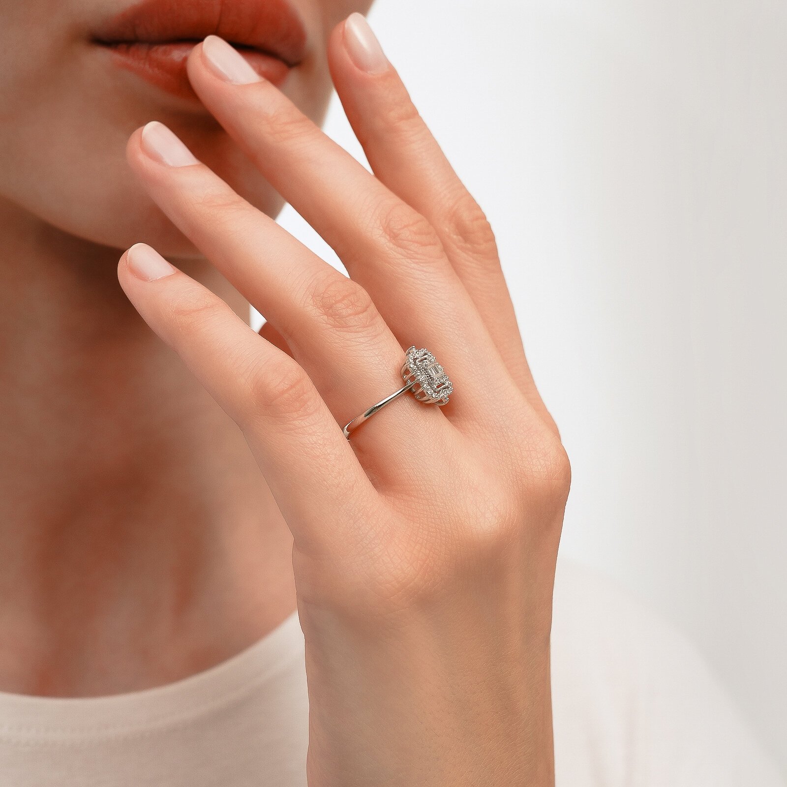 0,32 Karat Laboratuvar Pırlanta Baget Taşlı Yüzük