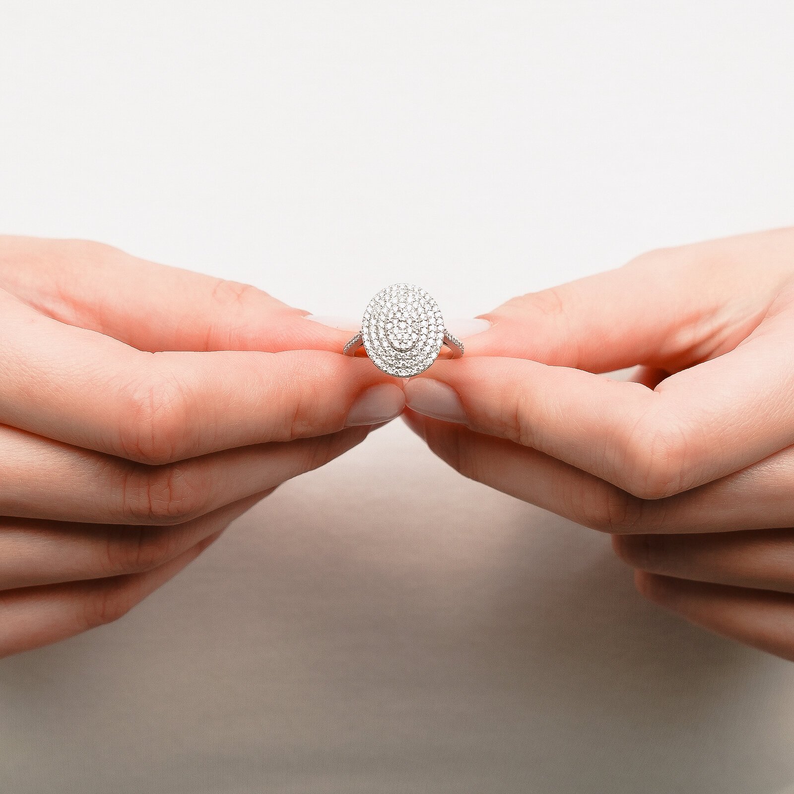 0,85 Karat Laboratuvar Pırlanta Pave Taşlı Oval Yüzük