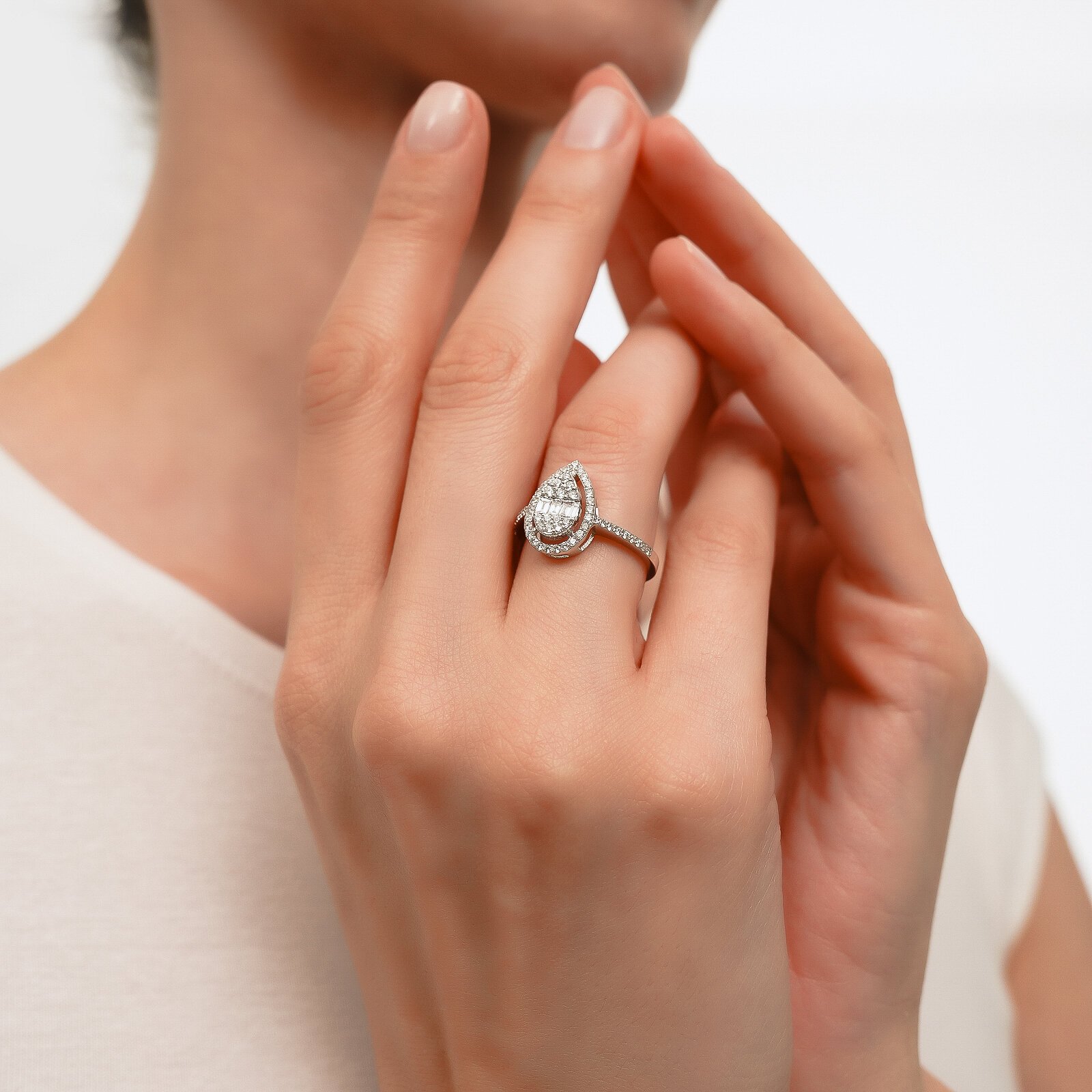 0,68 Karat Laboratuvar Pırlanta Baget Taşlı Damla Yüzük