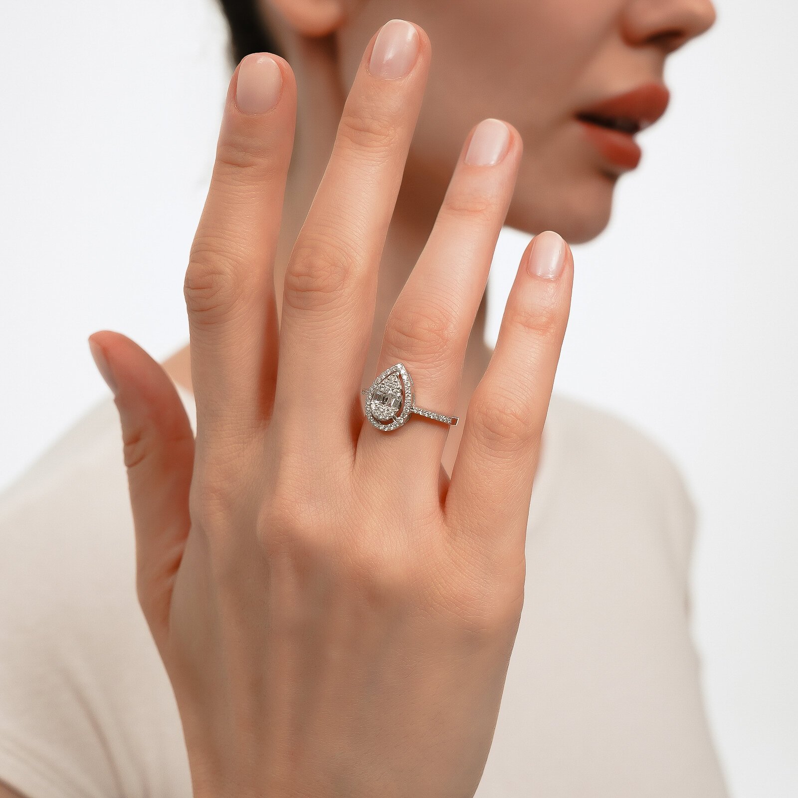 0,68 Karat Laboratuvar Pırlanta Baget Taşlı Damla Yüzük