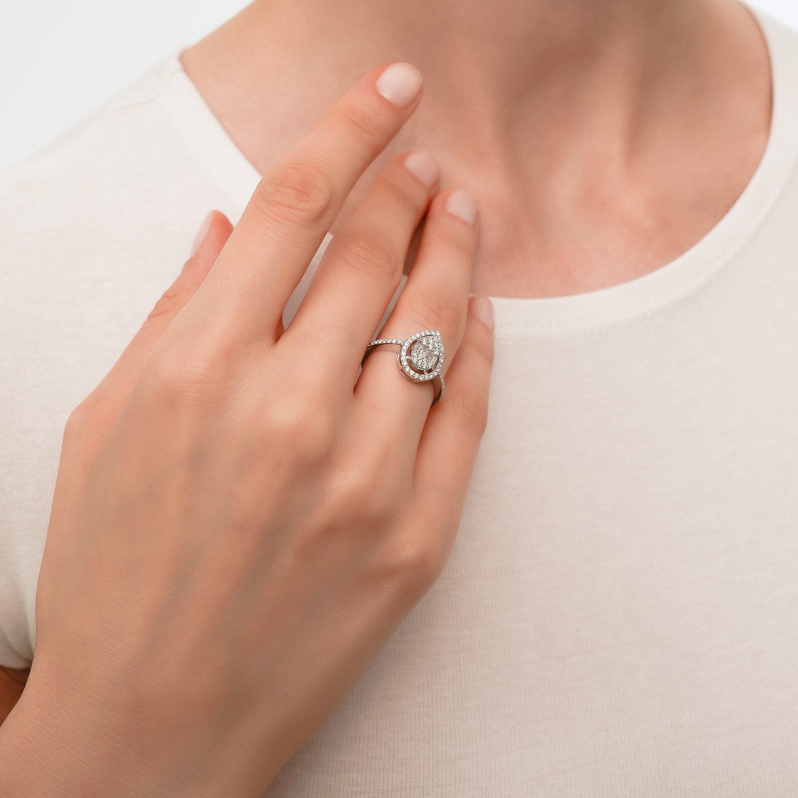 0,68 Karat Laboratuvar Pırlanta Baget Taşlı Damla Yüzük