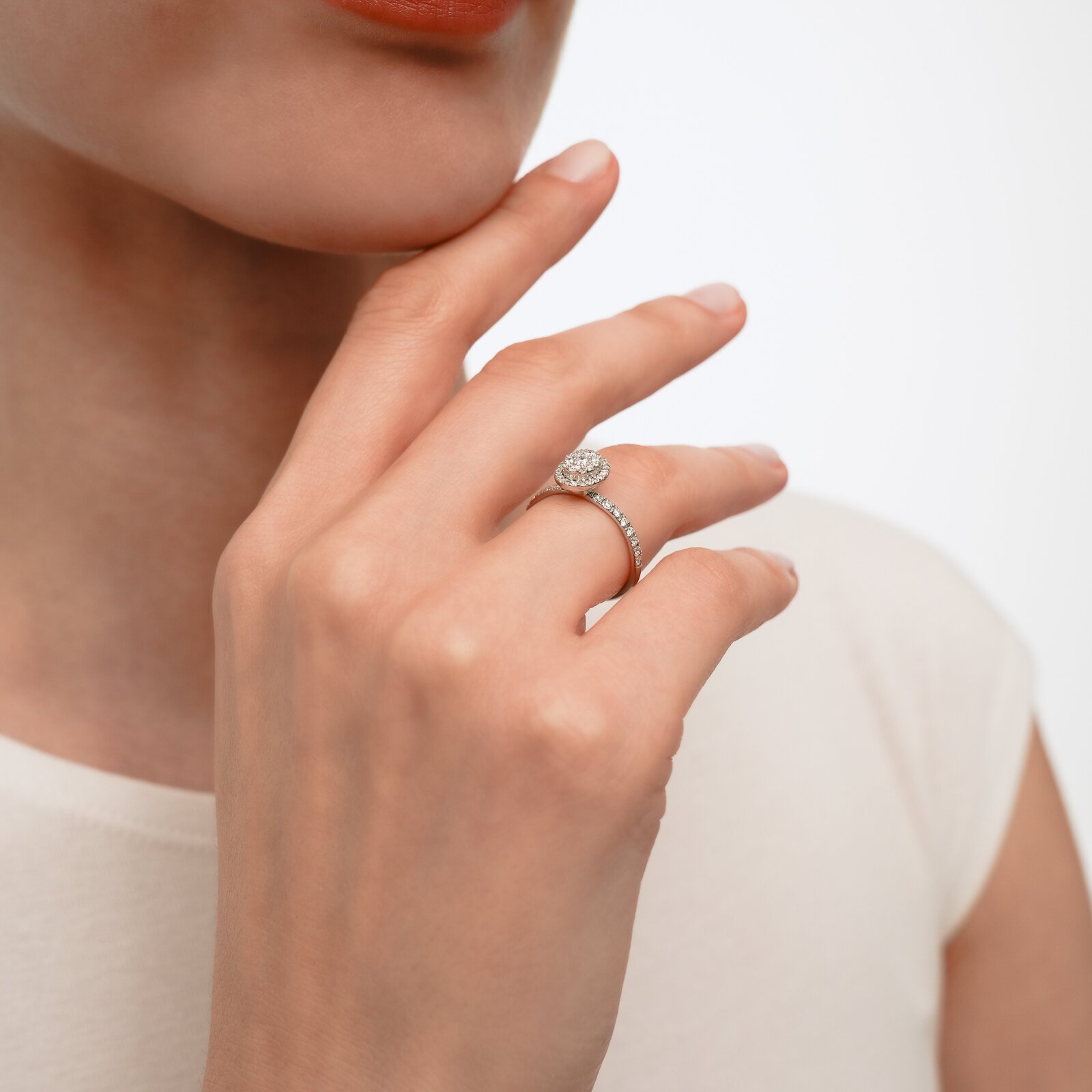 0,49 Karat Laboratuvar Pırlanta Pave Taşlı Oval Yüzük