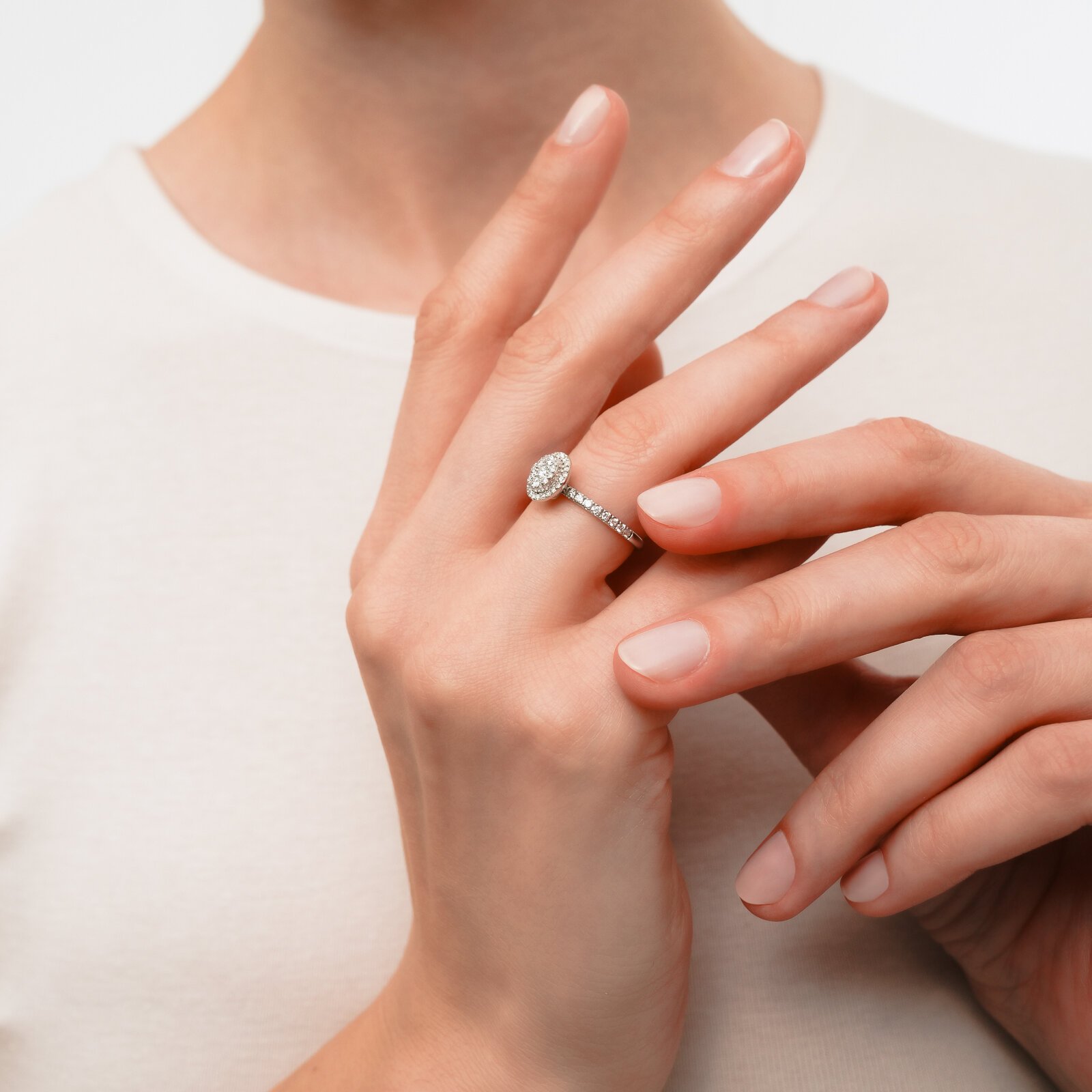 0,49 Karat Laboratuvar Pırlanta Pave Taşlı Oval Yüzük