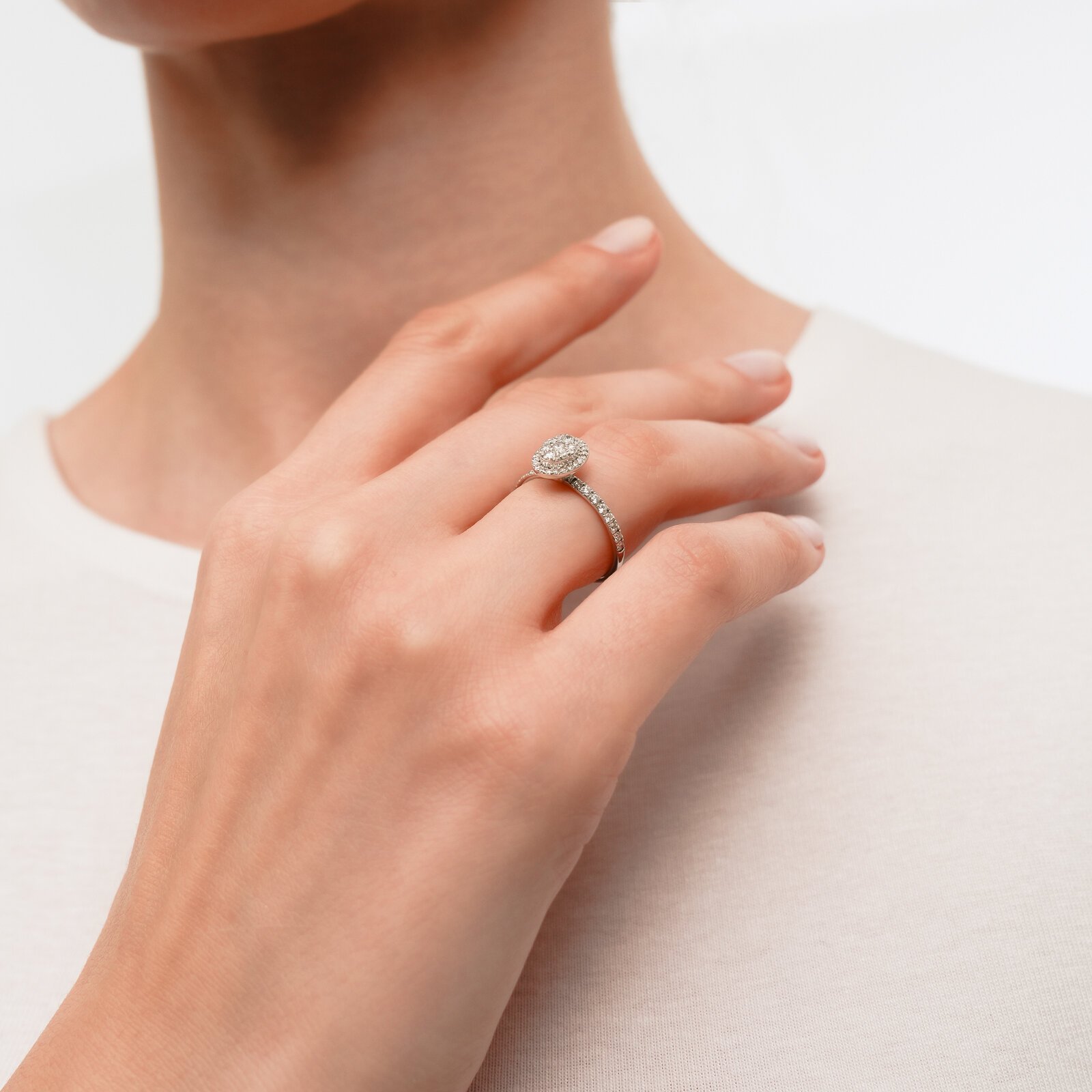 0,49 Karat Laboratuvar Pırlanta Pave Taşlı Oval Yüzük